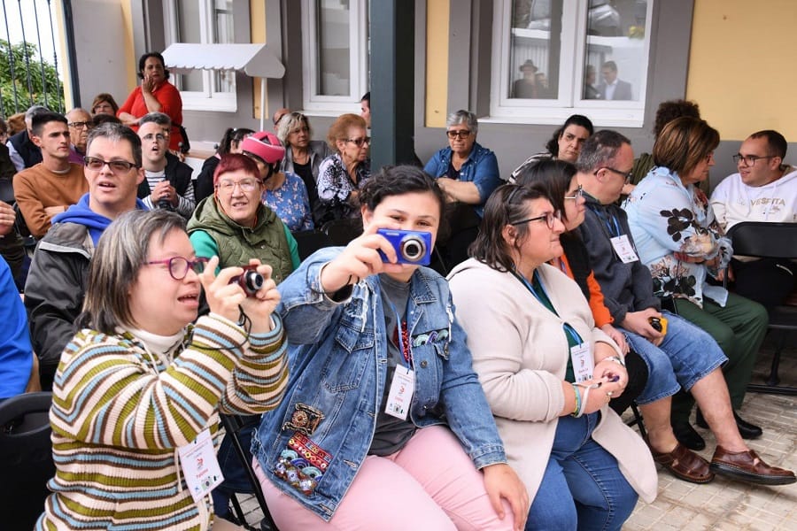 Usuaria Padisbalta toma una foto en un acto de la asociación